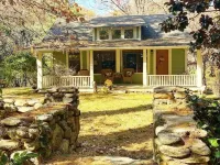 Fox Cottage Hotels in Tryon