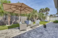 Blue Seahorse Beach cottage, Private backyard, free parking, steps from the sand