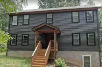 Lazy Bear - HotTub, Pet Friendly, Firepit, Game Room,Private home close to AVL.