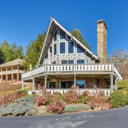 Picturesque Sky Haus Sanctuary w/ Mountain Views