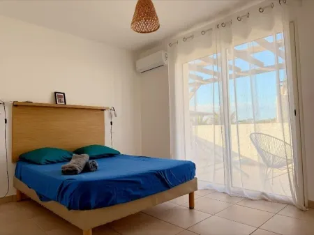 Corsica: Comfortable 3-bedroom apartment, waterfront Отели в г. Лингуиццетта