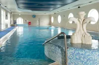Seven Oaks Hotel - Pool