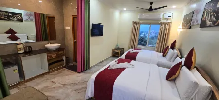 Hotel Ksr Grand Отели рядом с достопримечательностью «Sri Mukeshwara Swamy Temple, Sri Kalahasti»