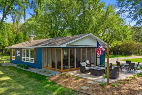 Charming cottage nestled on the banks of the Wis River for next family vacation Hotel a Plover