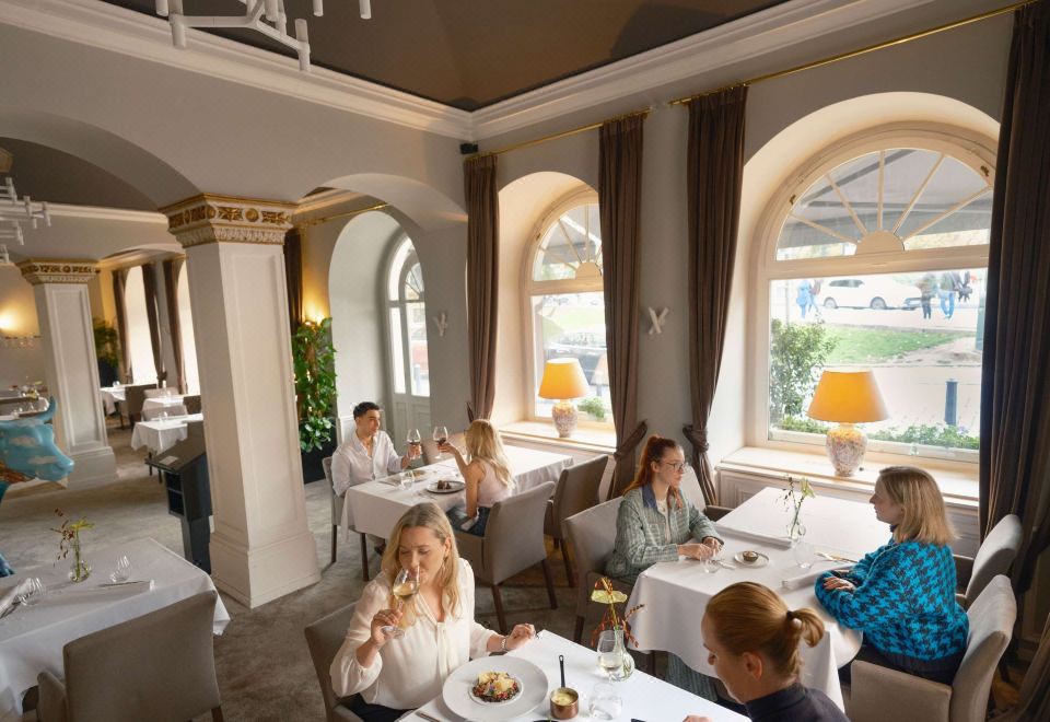 스메타나 호텔의 고풍스러운 객실 내부