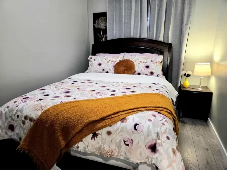 Bungalow | Upper Level | CT Train | Spruce Meadow Отели рядом с достопримечательностью «Парк штата Фиш Крик»