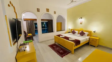 Hotel Isabel Palace Отели рядом с достопримечательностью «Далхадев Шива Темпл»