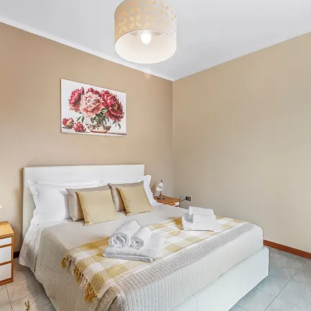 Petalo Bianco 100m from Lake - Happy Rentals