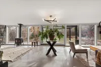 Gorgeous Modern Zen Retreat Home - 4Br with Hot Tub, Close Hiking Trails