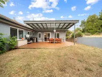 4-Bed Family Home with Spacious Backyard and BBQ Hotels in Phillip