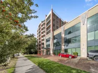 Inner-City 2-Bed with Parking, Pool, Gym & BBQ 브레던 호텔