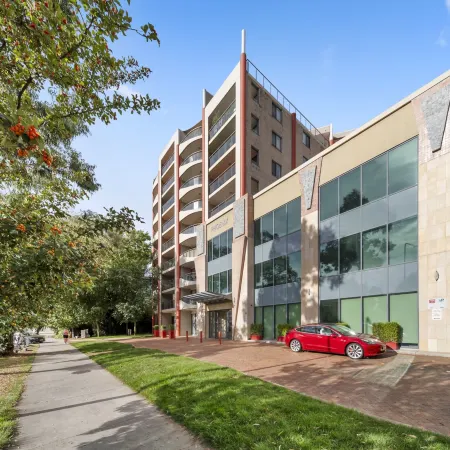 Inner-City 2-Bed with Parking, Pool, Gym & BBQ