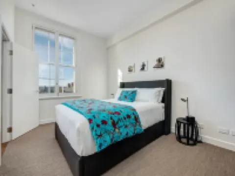 Inner-City Apartment Minutes Walk to Dining Hubs