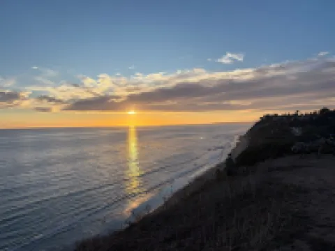 Lillie’s Oceanview RUSTIC Boho Surf Cottage Steps to the beach & fun!