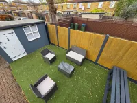 Charming 2 Bedroom Luxurious Home in Thamesmead South East London Hotels near أبي وود