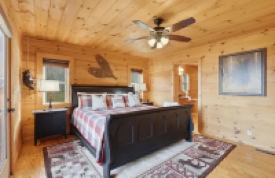 Long Range Views + Serenity! 4 BR Cabin with Hot Tub, Game Room, Fire Pit!