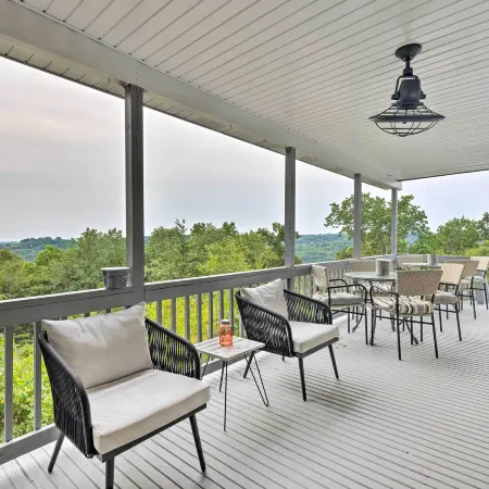 'Hilltop Hideaway' Branson Home w/ Trampoline!