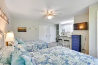 Coastal Condo w/ Screened Deck + Community Pool - balcony
