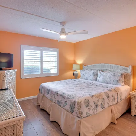 Resort Condo Steps to Beach: Snowbirds Welcome!