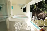 Hotel Tamarindo Diria Beach Resort - Bathtub