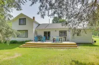 South Haven Farmhouse w/ Fire Pit, 4 Mi to Beach! - واي فاي