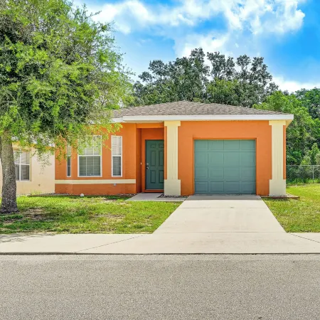 Pet-Friendly Gem w/ Yard & Pool Access in Sebring