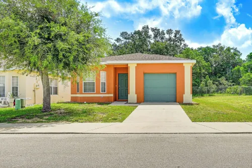 Pet-Friendly Gem w/ Yard & Pool Access in Sebring