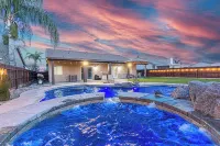 Beautiful Home with Pool & Hot Tub close to National Parks Hotels in Selma