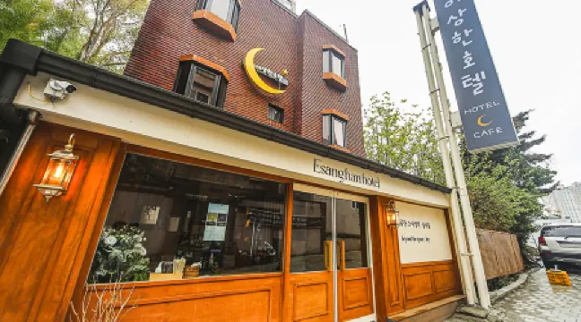 Esanghan hotel Отели рядом с достопримечательностью «Songwol-dong Fairy Tale Village»
