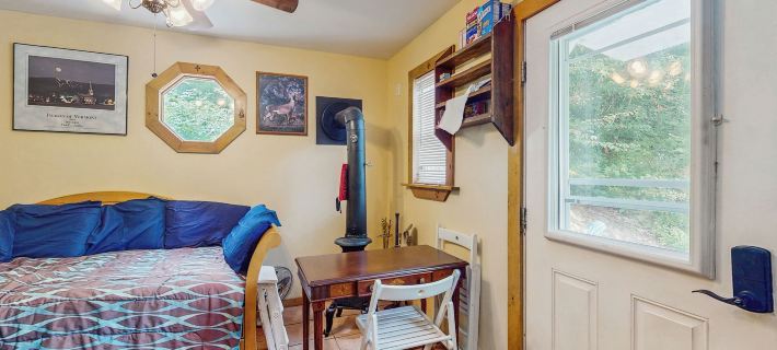 Tiny House at Sugarbush North: Adventure Hub! Hotels in Washington County