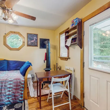 Tiny House at Sugarbush North: Adventure Hub!