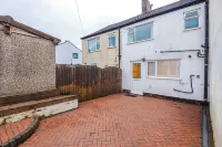 Large Modern 5-Bed House Hotels in Bolton