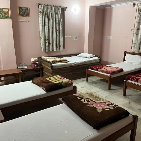 Jai Radhe Hotel Отели рядом с достопримечательностью «Мечеть Sidi Bashir»
