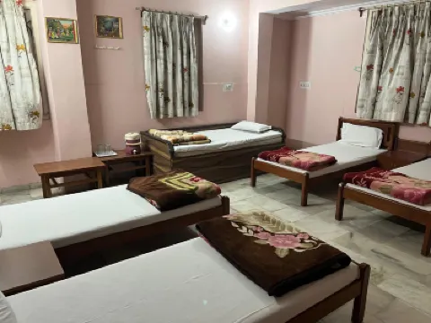Jai Radhe Hotel โรงแรมใกล้มัสยิดสิฑีพาเศียร