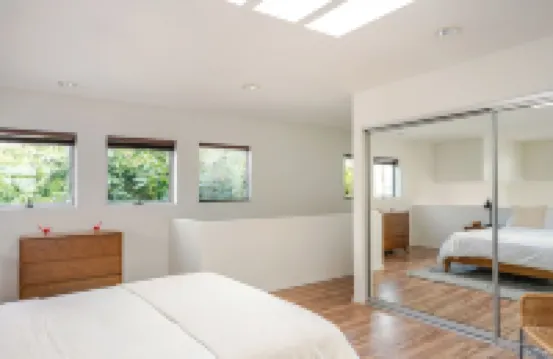 Designer Loft with parking 5min to the beach !