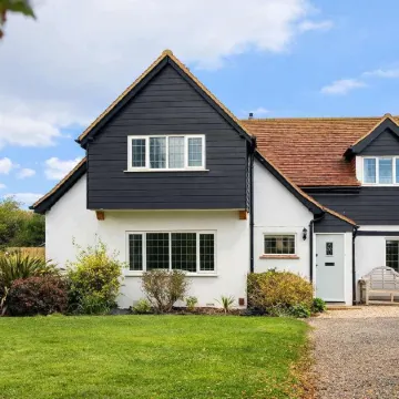 Spacious Coastal Family Home Sleeps 8