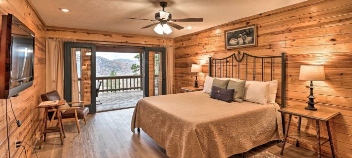 Piney Bluff Retreat with Mountain Views! Hotele w: Izard County