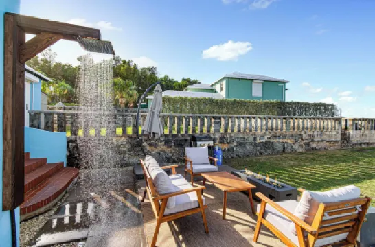 Blue Water Hotels near Gibb's Hill Lighthouse