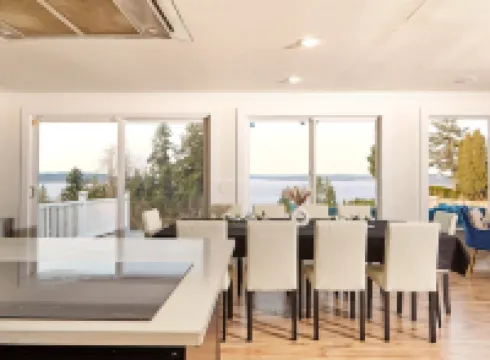 放鬆的海岸逃逸，帶海景的五卧室住宅