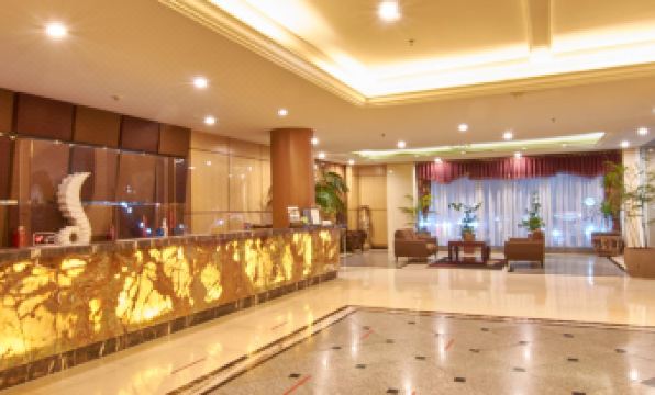 Rocky Plaza Hotel Padang - Housity