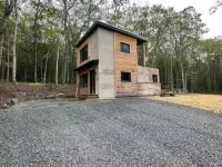 Secluded modern cabin with hot tub Hotels in Highland