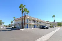 Motel 6 Rancho Mirage, CA - Palm Springs - Parkering