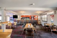 Motel 6 Moncton, NB - ที่มีบาร์