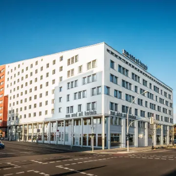 Me and All Hotel Berlin East Side, by Hyatt Hotels in der Nähe von East Side Gallery