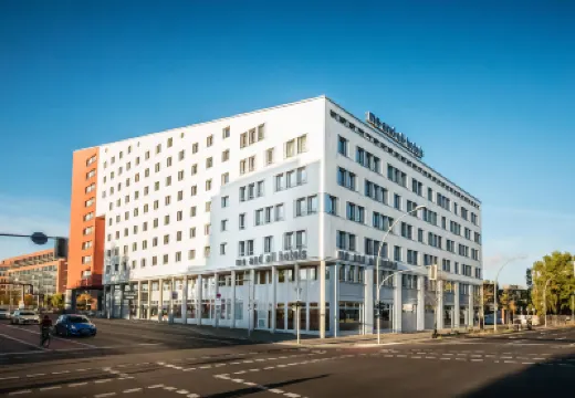 Me and All Hotel Berlin East Side, by Hyatt 柏林北極熊隊附近的飯店