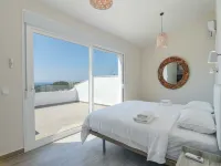 Coastal Villa with Pool - Wifi