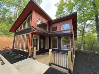 Romantic Honeymoon Cabin with Hot Tub + Outdoor Fireplace + Handicap Accessible - 로맨틱