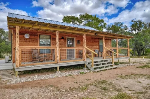 舒適小屋帶篝火坑和燒烤設備，距離主街10分鐘