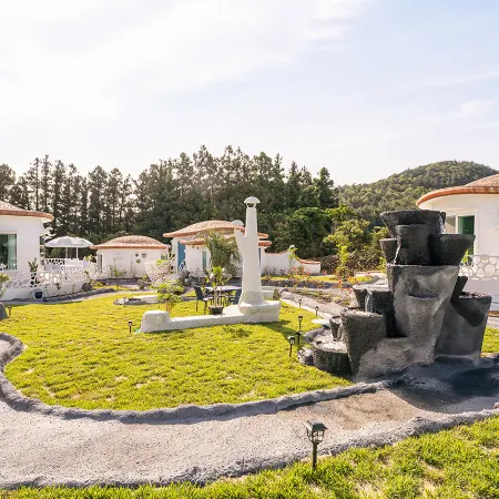 Seogwipo Balt House Pension Отели рядом с достопримечательностью «Тематический парк Sunrise Lands»