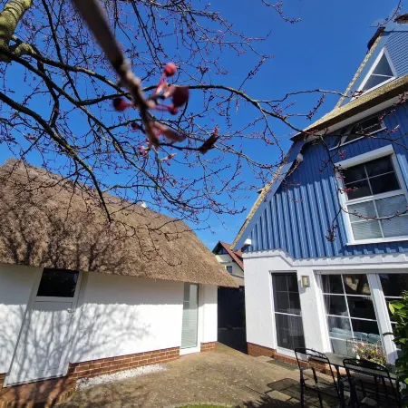BEAUTIFULLY FURNISHED HOLIDAY HOUSE FOR 4 PEOPLE WITH SEPERATE SAUNA HOUSE Отели в г. Цингст